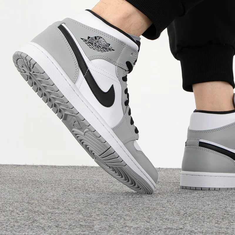 Nike Air Jordan 1 Mid "Light Smoke Grey" – L'Héritage du Basket dans un Design Rétro Élégant