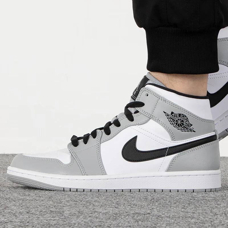 Nike Air Jordan 1 Mid "Light Smoke Grey" – L'Héritage du Basket dans un Design Rétro Élégant