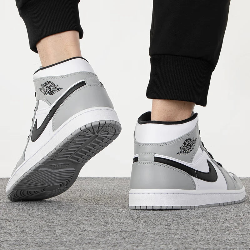 Nike Air Jordan 1 Mid "Light Smoke Grey" – L'Héritage du Basket dans un Design Rétro Élégant